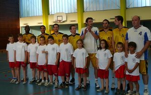 Les vainqueurs en Séniors : THIONVILLE , avec les enfants de l'école de basket du Creutzwald BC .