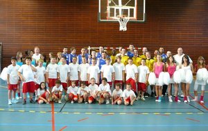 Photo des Finalistes Séniors avec les Pom-pom du Dancsing Forever et les enfants de l'école de basket du Creutzwald BC .
