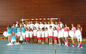 Les enfants de l'école de basket du Creutzwald BC avec les Pom-pom du Dancsing Forever .