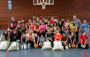 Alice , pour qui nous ramassons des bouchons , a rendu visite aux mini-basketteurs lors du Panier Creutzwaldois 2013 .